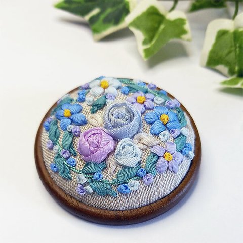 お花のアクセサリー　リボン刺繍のブローチ　デイジーとローズ　ブルー系　ナチュラル