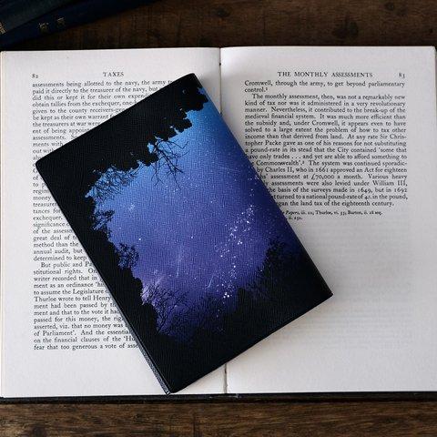 森の中から見上げた夜空 ブックカバー・手帳カバー（A6）ほぼ日手帳カバー 文庫本 星 宇宙