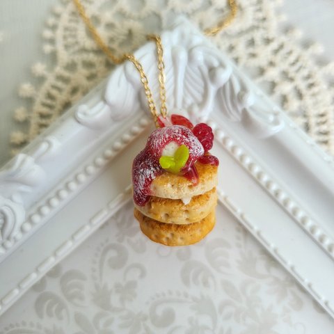 ひんやりバニラアイスと苺ジャムのふかふかパンケーキネックレス🍓🥞🍋