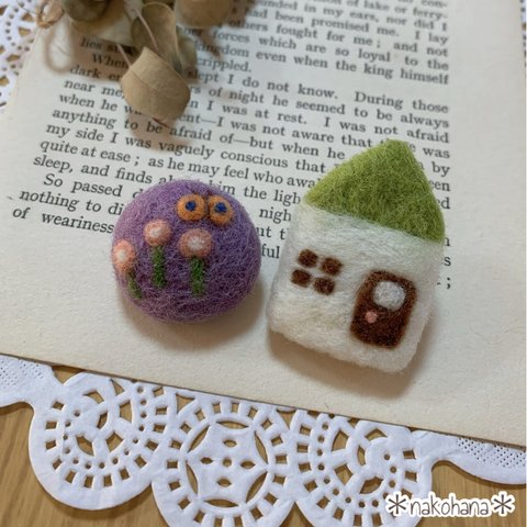 羊毛フェルトのお家＆お花刺繍のブローチ　ブローチ　セット　お家