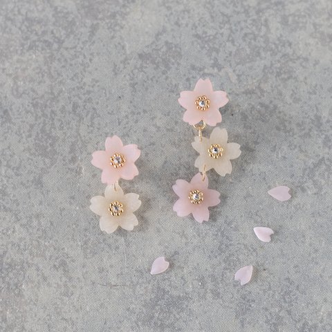 揺れる桜のピアス／イヤリング