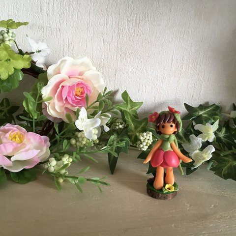 小さな妖精/赤い花