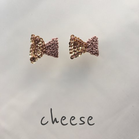 186◇choucho◇ゴールド.刺繍ピアス/イヤリング