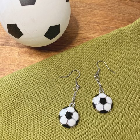 ゆらゆら揺れるサッカーボールピアス(シルバー)