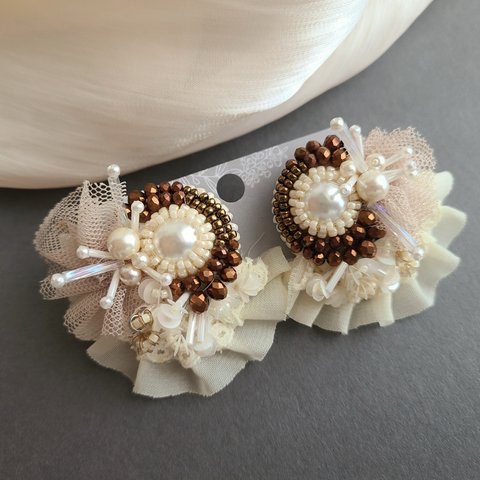 フリルと刺繍のイヤリング、ピアス