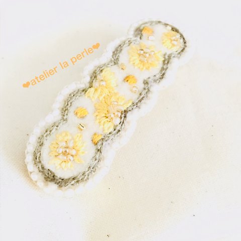 ガーベラ🌼　ふわりバレッタ【ビーズ刺繍】