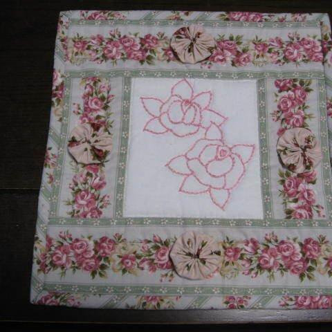 バラの刺繍とヨーヨーキルトのミニタペストリー