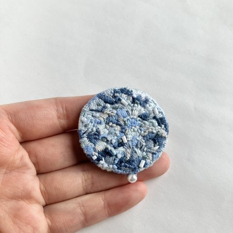 blue more blue 刺繍丸型ブローチ