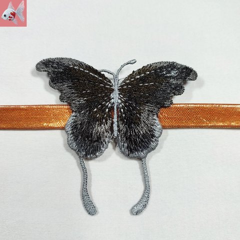 ◆蝶の刺繍帯留め飾り③　グレー