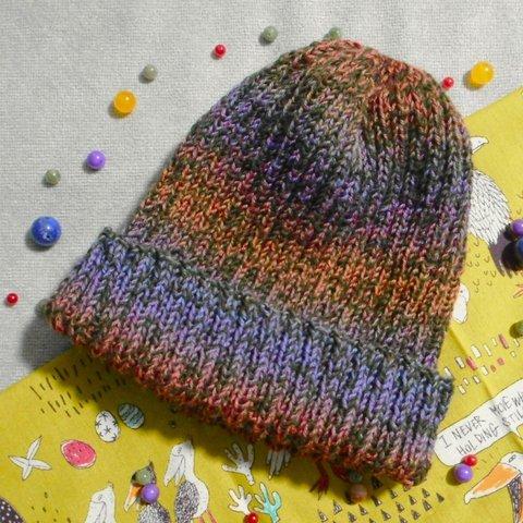中細グラデーション糸とダークグリーンの糸の手編み帽子(レッド~パープル~ブルーのグラデ)