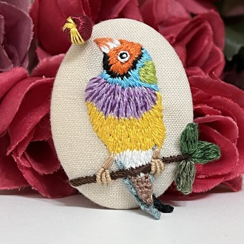 刺繍ブローチ　ヘアゴム　コキンチョウ　鳥　くるみボタン　ハンドメイド