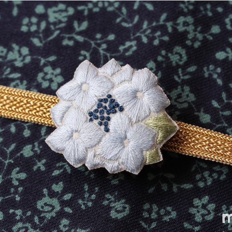 紫陽花の刺繍帯留め（水色）