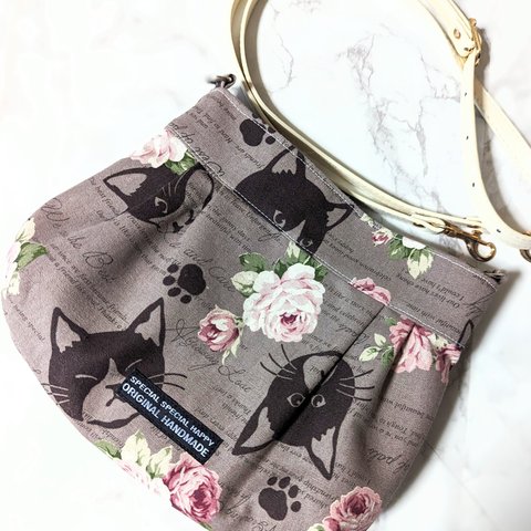 ハチワレ猫柄️♡クロスボディ ショルダーbag