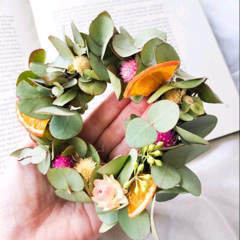 【再販】ユーカリと小さなお花のミニリース　ドライフラワー　ビタミンカラー　玄関リース　フラワーギフト　母の日　結婚祝い　新築祝い