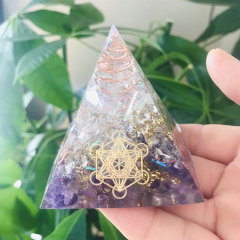 【愛の守護石】　クリアなピラミッド型オルゴナイト　メタトロンキューブ　アメジスト