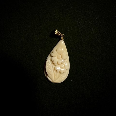 鯨歯 雫型の桜のペンダント 3118