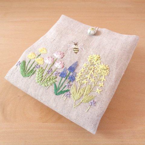 【花粉症の方におすすめ☆保湿ティッシュも収納可】大容量！刺繍の携帯用リネンティッシュケース＃41（春の野の花）