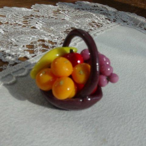 樹脂粘土で作ったミニチュアの籠入り果物