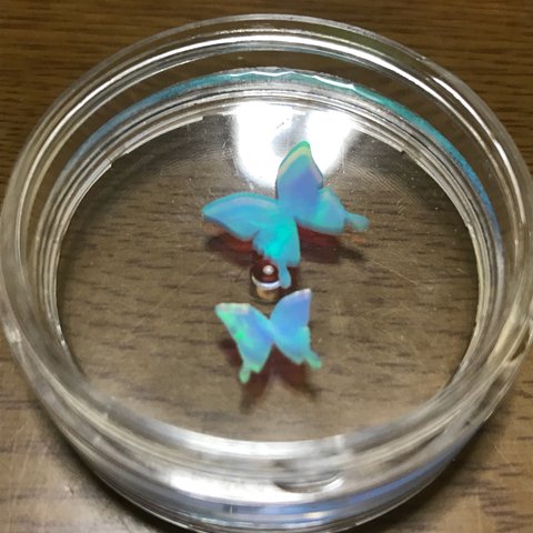 1cm蝶々 水色 ハイオパカット ハイブリッドオパールのカット品