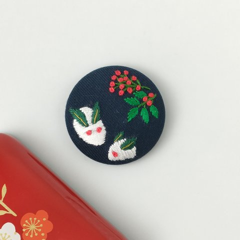 雪うさぎと南天　刺繍ブローチ