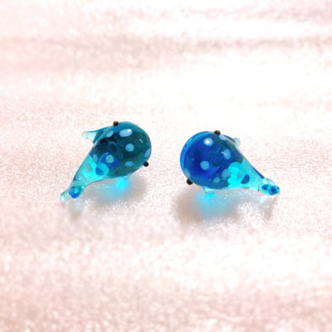 青い海のジンベイザメピアス　(スタッドピアス)