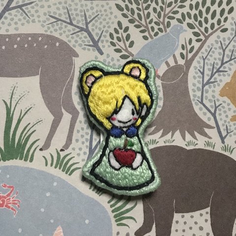 男の子とりんごの刺繍ブローチ：クマさん