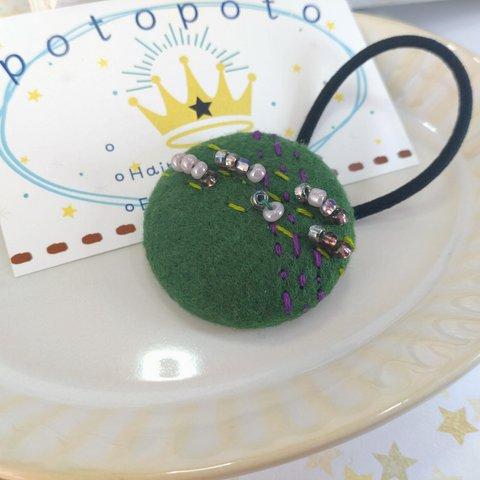 ビーズと刺繍のくるみボタンヘアゴム　《ライン刺繍とビーズ／深緑》