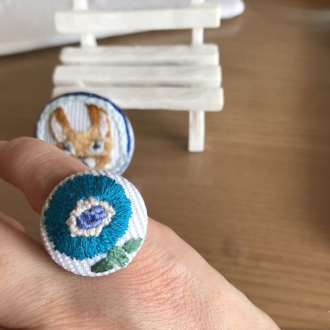 北欧 青い花 手刺繍 くるみボタン 指輪