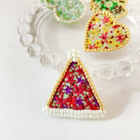 刺繍フラワー＊さんかく帽子ピンバッチ