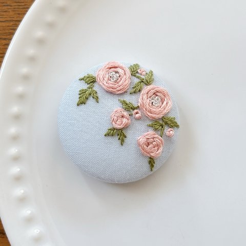 刺繍くるみボタン（ヘアゴム/ブローチ）