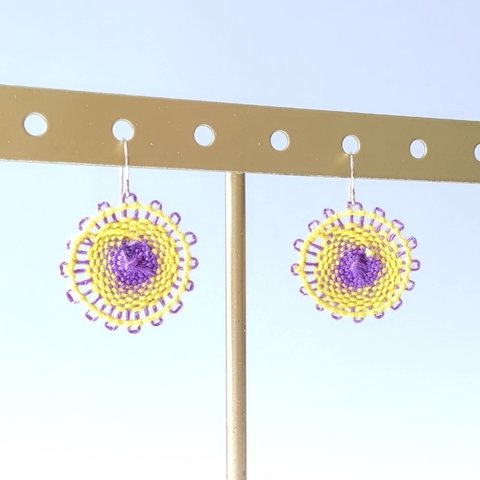 ニャンドゥティの渦巻きピアス　紫×黄