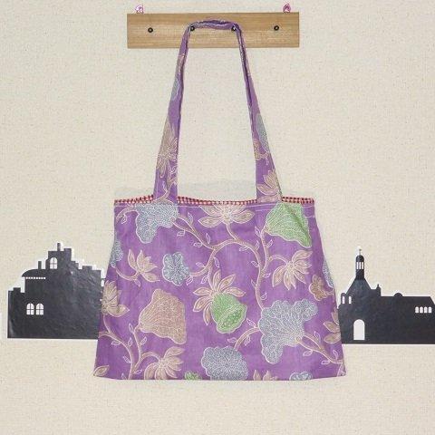 ショルダーバッグ　ななめがけ　インドネシア　バティック生地　ジャワ更紗　紫の花