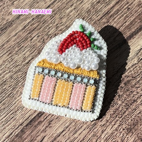 ビーズ刺繍ブローチ　〜苺ショートのパステルカラーカップケーキ