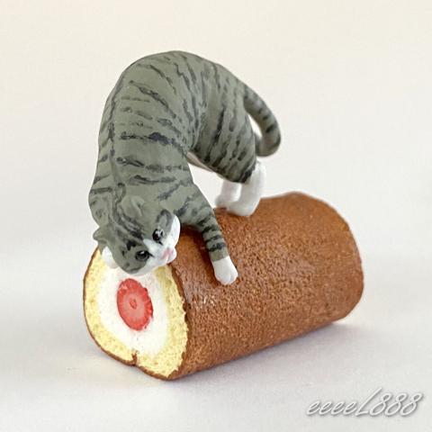 サバトラ白猫　苺のシンプルロールケーキ　ミニチュア