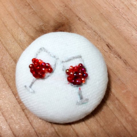 刺繍とビーズのブローチ