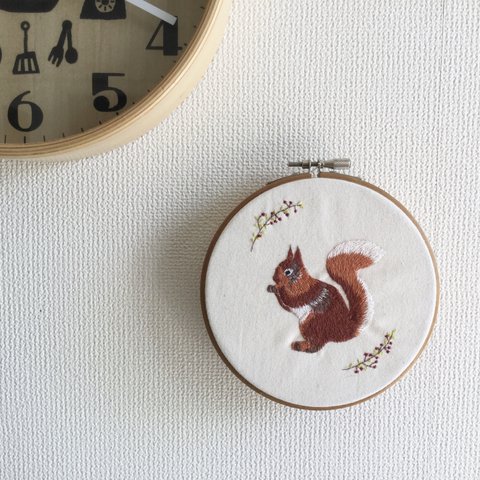 リス 木枝 刺繍枠飾り