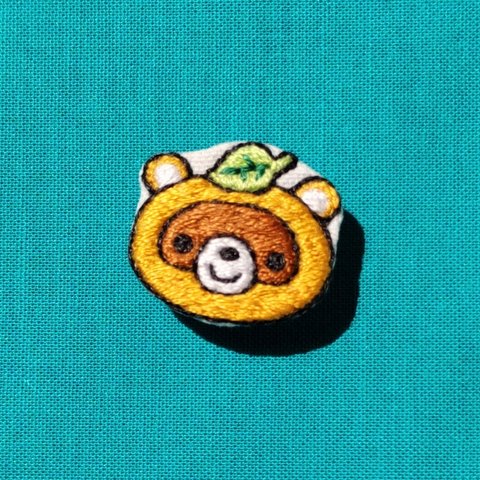 たぬきの刺繍ブローチ