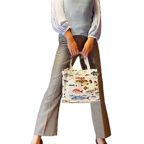 【新作】ボックスバッグ　魚柄　おしゃれなトートバッグ　さかな　ＢＯＸ型 ランチバッグ