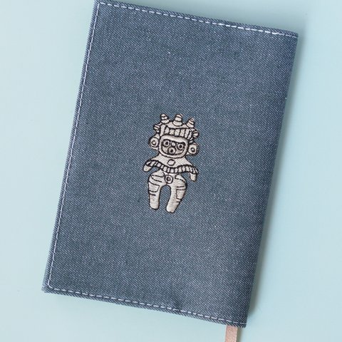 【文庫サイズ】「みみずく土偶」刺繍ブックカバー  日本製 honok