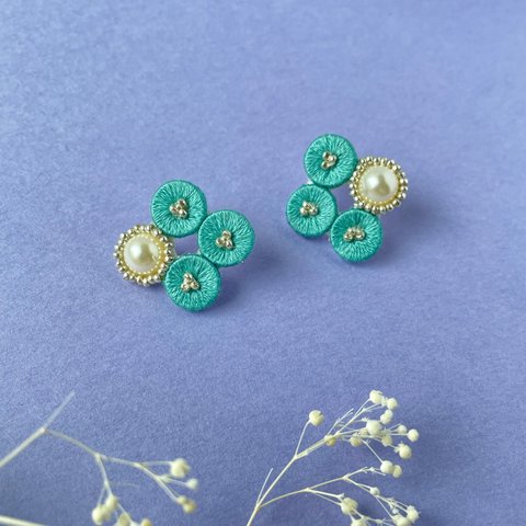 刺繍ピアス　パール　ビーズ　エメラルドグリーン