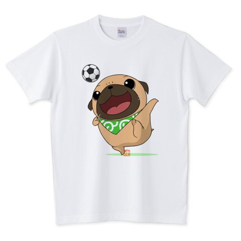 【色・サイズ豊富！】サッカーをするパグ（フォーン）5.6オンスTシャツ