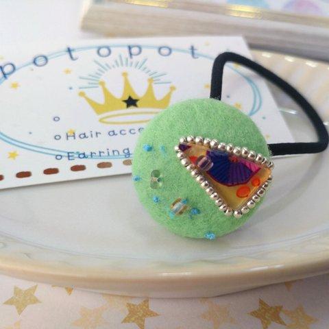 ビーズ刺繍とプラバンモチーフのくるみボタンヘアゴム《金地カラフル花柄②／ライムグリーンフェルト》