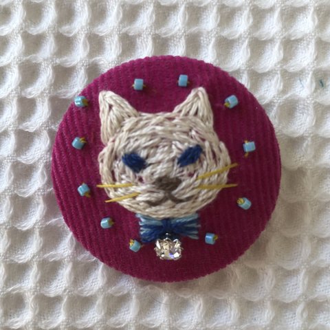 直径4㎝ビーズ刺繍の包みボタンブローチ ☆ねこ