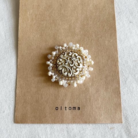 【３月】ホワイトアンティークアイビー×アンティークゴールド×ホワイト水音ビーズ刺繍ヘアゴム/リング/ブローチ