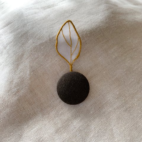 オーガンジー刺繍 はっぱのマグネットブローチ ダークオリーブ色【くが屋】