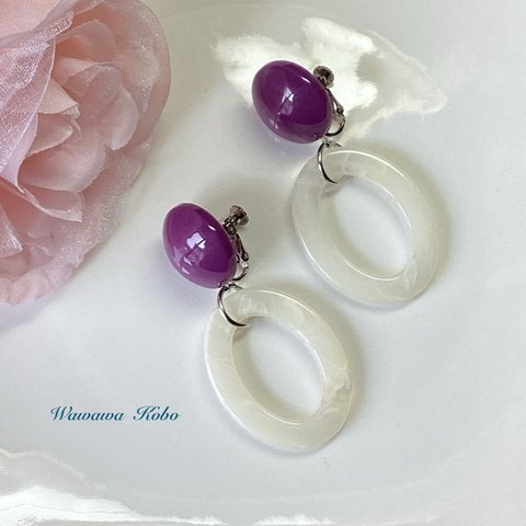 春セール🌸500円💜パープルカボションとホワイトリングのイヤリング