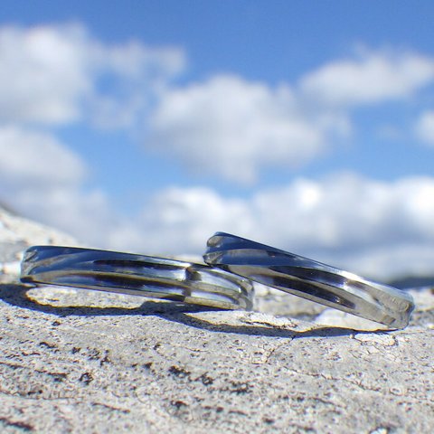 【金属アレルギー対応】 滔々と水が流れるような造形・ハフニウムの結婚指輪