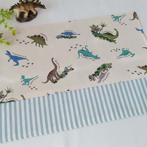 🦕新作柄【ランチマット】 20×25㎝  20×30㎝  25×35㎝　恐竜　くすみ　星