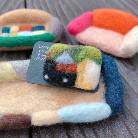 ブローチ　羊毛のハウス　羊毛フィルト　羊毛刺繍　