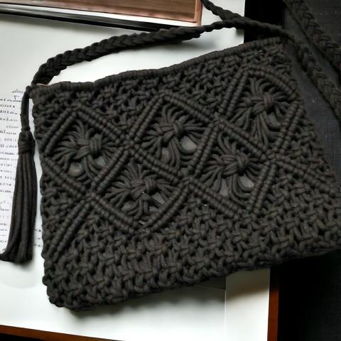 かぎ針編みのブラックバッグ - シンプルながら個性的な一品
